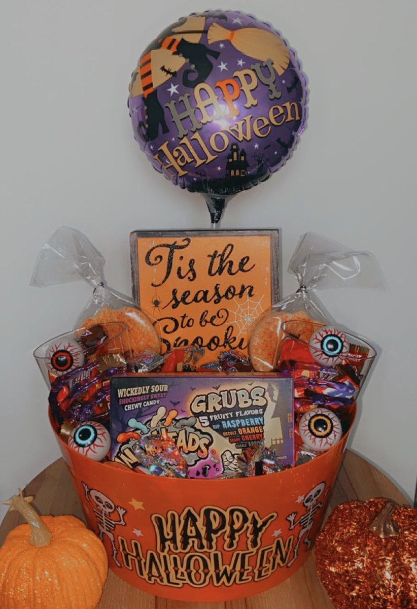 100cwR's tweet photo. 100 Collegiate Women presents SPOOKY BASKETS! Purchase for yourself,a friend or your boo thing👻We will be taking orders from October 13 to October 27 , ONLY $12! To purchase your baskets go through the order form link in our bio!#LikeCommentRepostandShare with a friend! 💜 https://t.co/5N1Rndce7Y