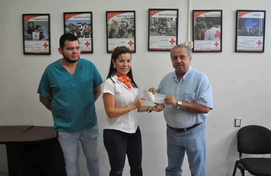 TuAliad's tweet photo. Con mucha satisfacción de haber contribuido a la Cruz Roja Mexicana Delegación Estatal Colima gracias a las aportaciones del personal del H Ayuntamiento de Colima que encabeza @leonciomoranL8, del #SMDIFCol, presidido por Azucena López Legorreta, @AraizColima https://t.co/LrLNyRPlPS