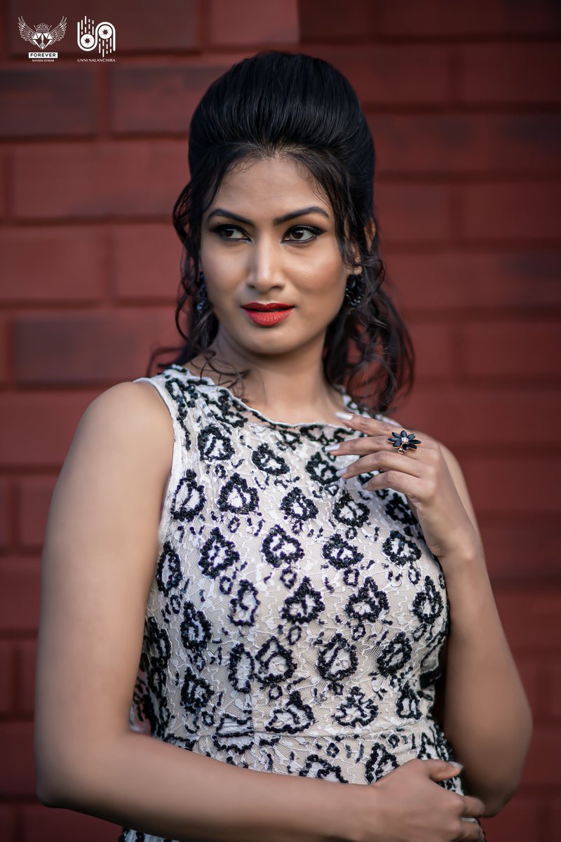 SamhitaVinya's tweet photo. #sandalwoodactress #samhitavinya #supermodel #showstopper #actress #celebrity #kannadati #cutoutqeen #celebritydesignernaveenkumar #forevernaveenkumar #photoshoot #highfashion #designer_naveenkumar #eyelook #posingstyle #forevernaveenkumarcollection #samhitavinyaoutfits https://t.co/dGVpwj84SX