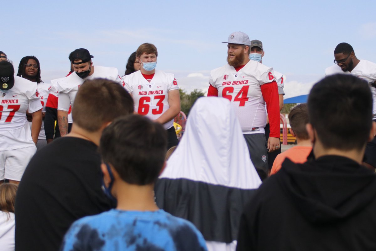 UNMLoboFB's tweet photo. Coach Lenz's (@LenzmeierJason) O-Line went to Dennis Chavez Elementary to talk about education, the importance of never giving up, and mentorship. We had a great time!!! #GoLobos https://t.co/4Y5ccBoQw2