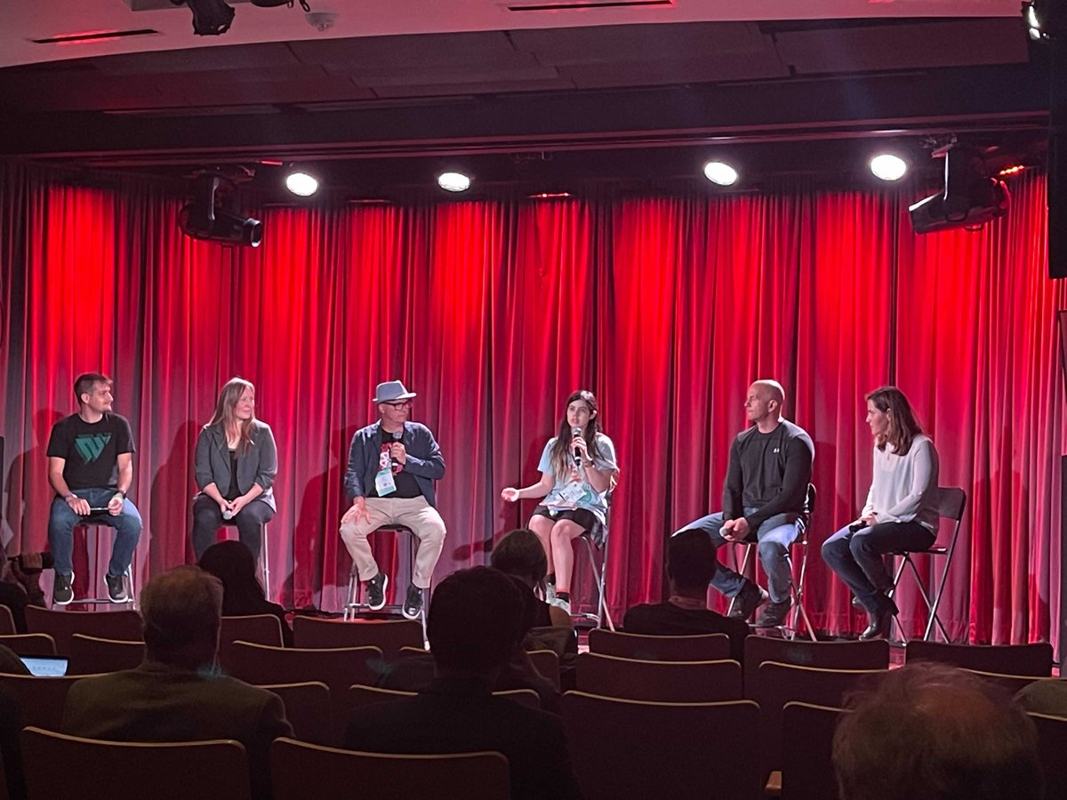 Melissa_B2B's tweet photo. Technology is people. Communities matter more than ever to bring people together for co-creation, connection, and fun.
Great talk w/ fellow community folks @onlydole @alisondowdney @mike_pfeiffer @AdiPolak and the audience at @CndmDays. #KubeCon #DoKCDay https://t.co/zodB6HhF1A