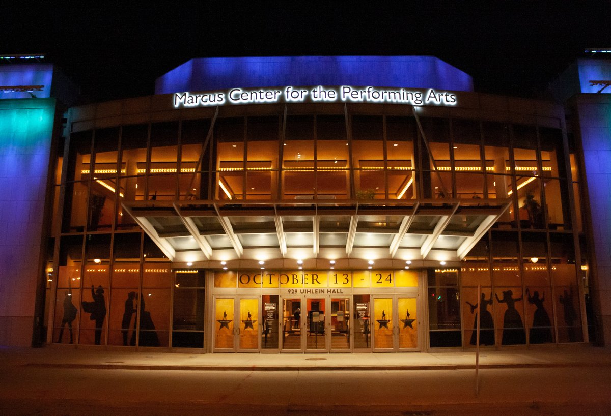 HamiltonMusical's tweet image. #AngelicaTour out here repping in Milwaukee! Happy first performance!