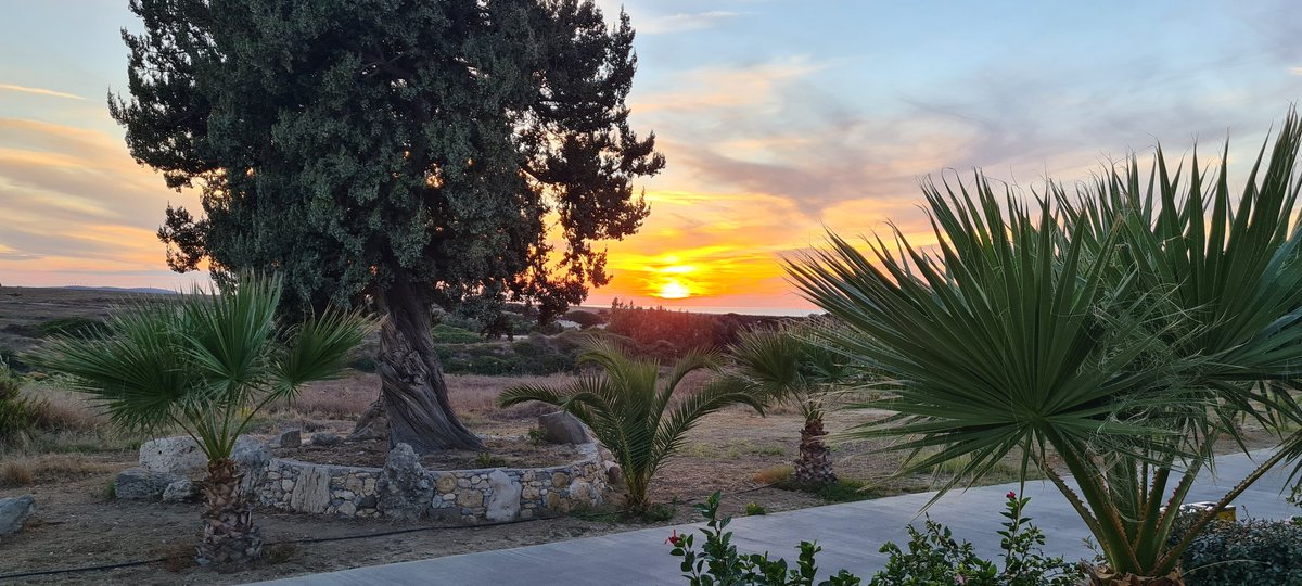de51owl's tweet photo. Nice sunset from my room https://t.co/bqZOO7djke