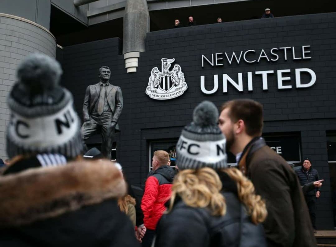 ATENÇÃO! O Fundo de Investimentos Públicos Da Arábia Saudita que comprou o Newcastle, deseja fazer o mesmo investimento em um Clube Brasileiro! Eles também desejam comprar a Inter de Milão e o Olympique de Marselha... 

🗞 Libero Quotidiano, da Itália