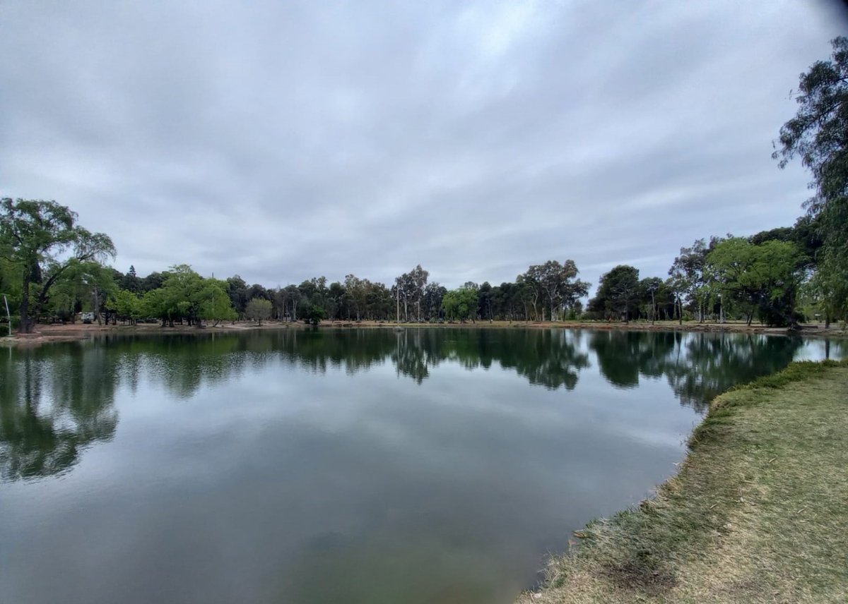 emirfelixok's tweet photo. Así quedó la laguna del parque Mariano Moreno de San Rafael luego de su limpieza. El espejo de agua es punto de reunión de muchas familias o deportistas que practican canotaje en su interior. Cuidémoslo entre todos. https://t.co/DoJyN2Jzbl