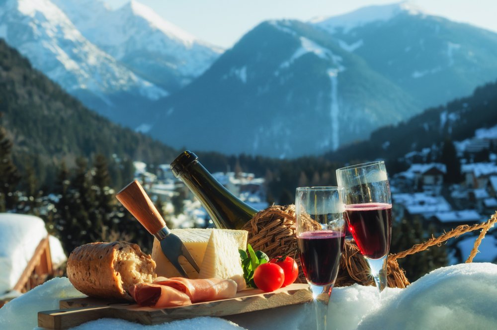 Whether you’re an avid skier or there for fairytale landscapes and cosy afternoons spent warming up with a glass or two of Bombardino, the Dolomites have you covered. ❄️ Discover more about this magical winter wonderland trip idea here: hubs.ly/H0Z7Vf30