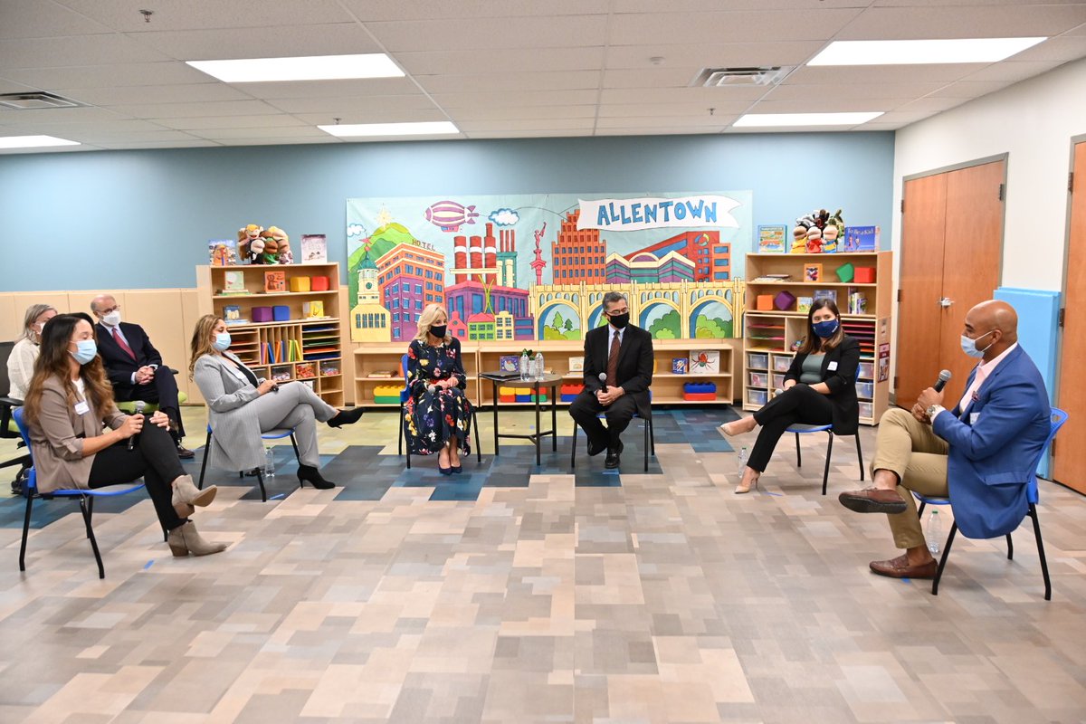 EthanQuin's tweet photo. Toured The Learning Hub today with the FLOTUS for Hispanic Heritage Month. https://t.co/5qLUxnn3ru