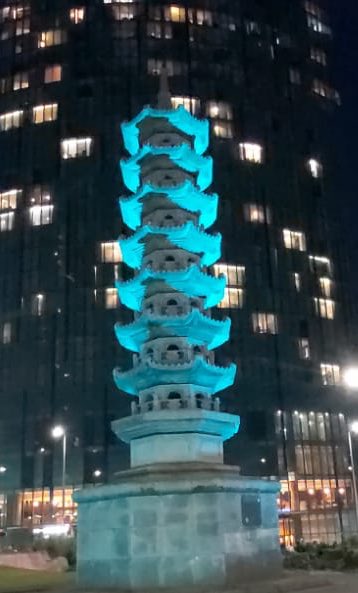 Which one’s your favourite?  #WingYip Pagoda #chinatown #Birmingham with <a href="/RadissonBlu/">Radisson Blu</a> in background <a href="/wingyipstore/">Wing Yip</a> Photos courtesy of the lovely <a href="/tracyvondutch/">Tracy Von Dutch (She/Her)</a>