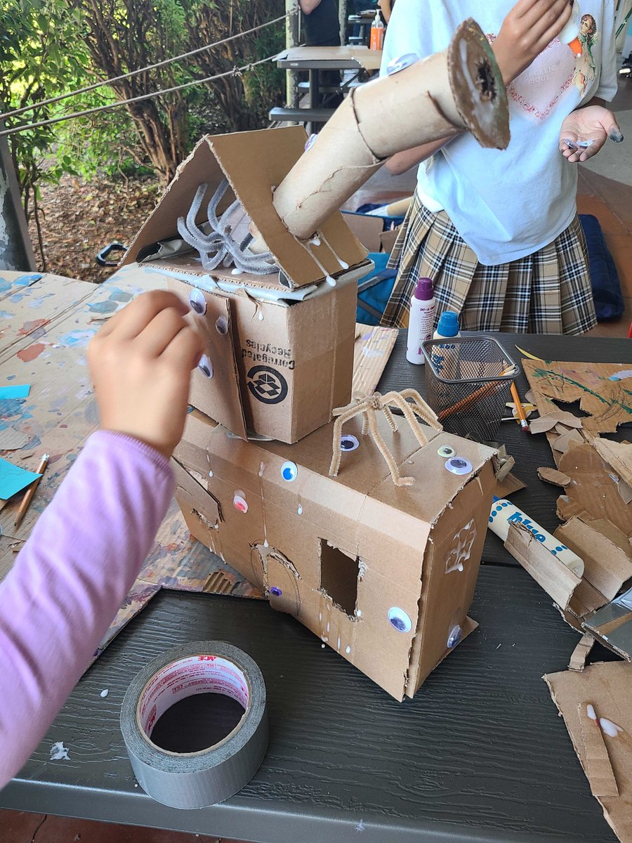 imaginationlab1's tweet photo. October is one of our favorite times of the year at ILS! With #globalcardboardchallenge and #halloween this month, we love to use reusable items to spark creativity &amp; make and build projects big and small! #reuse #upcycle #diycostumes #creativity #diy #sustainable https://t.co/QxbRTI6oQv
