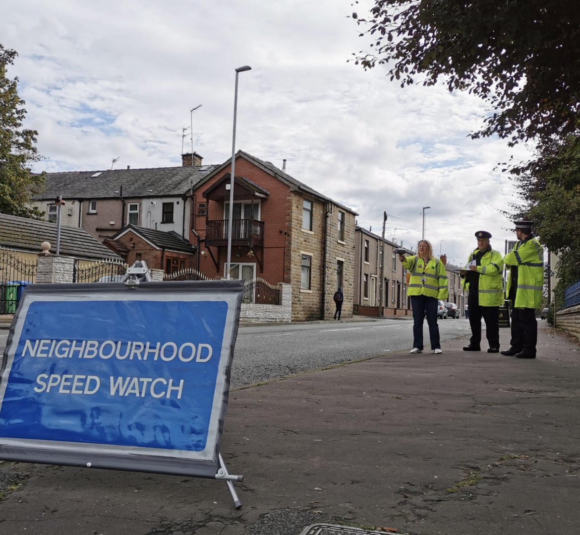 Rach31M's tweet photo. Speeding is an issue across our Borough and I thank @CllrMeredith tonight @RochdaleCouncil for providing us a contact email @GMPRochdale residents can contact directly so Highways can address the needs in our #communities⚠️
Please contact:
📧speedcomplaints@gmp.police.uk https://t.co/1iU6KIwd4g