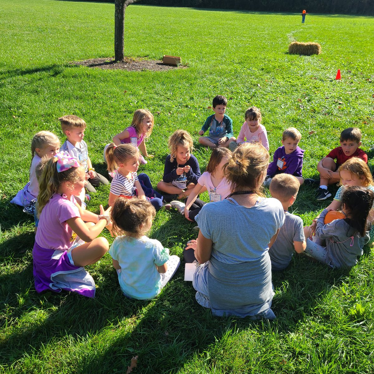 mariemontelem's tweet photo. It was a perfect day for our kindergartners to explore and learn outdoors at Avoca park! #fieldtrip #creatingexperience #MariemontExperience https://t.co/p0IdDaD7rP