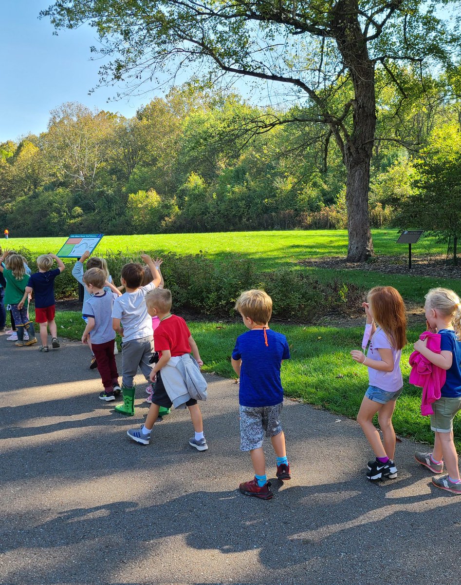 mariemontelem's tweet photo. It was a perfect day for our kindergartners to explore and learn outdoors at Avoca park! #fieldtrip #creatingexperience #MariemontExperience https://t.co/p0IdDaD7rP