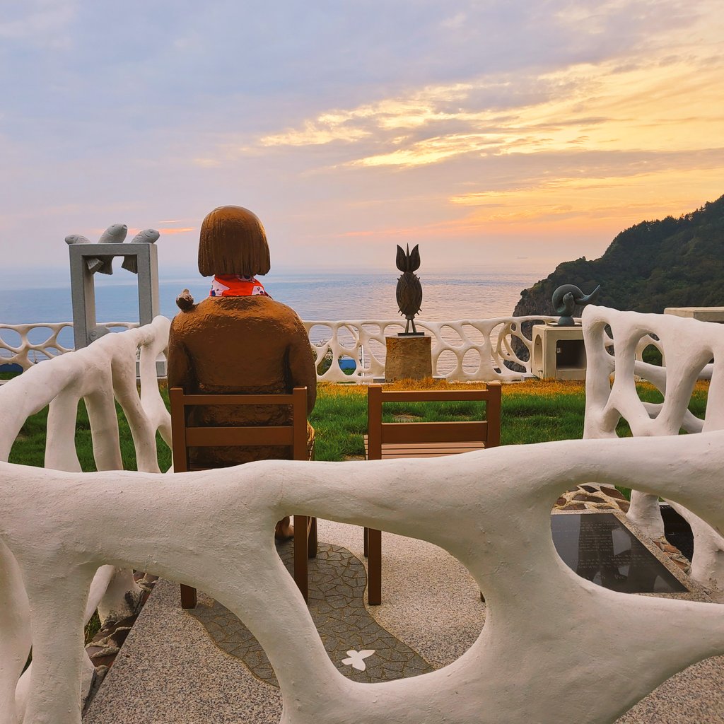 ibbi14's tweet image. 그간의 표류는 괜찮았나요?
여기 조약돌로 남아주면 안돼요
달을 켜줘요

새삼스럽지 말아요
그냥 여기에