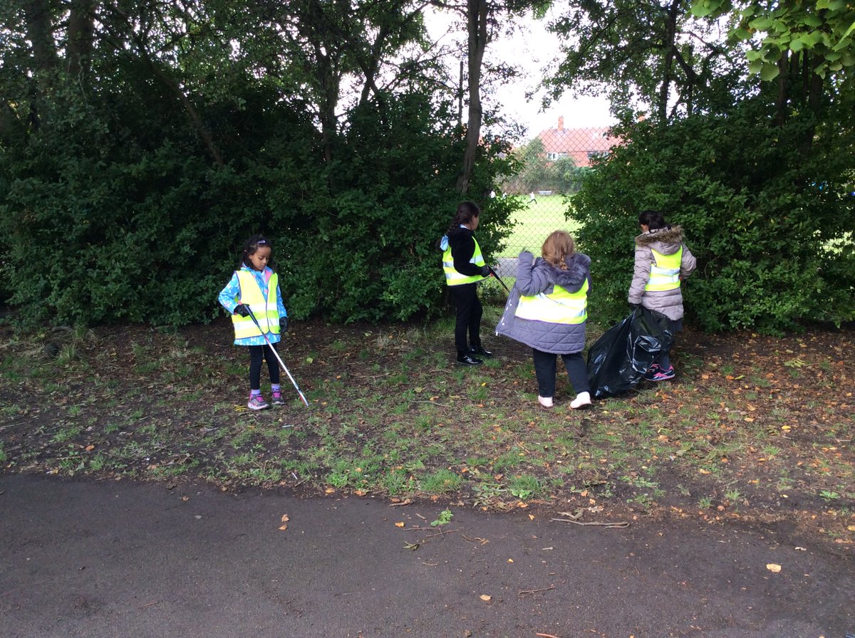 SouthwoldSchool's tweet photo. Our #CommunityRangers supported Lenton & Wollaton Day of Action, joining the community litter pick and helping to clean the park, with help from local councillors, Neighbourhood Development Officer & Community Protection Officers. They are a credit to the school and community!π https://t.co/opdDD6WBIE