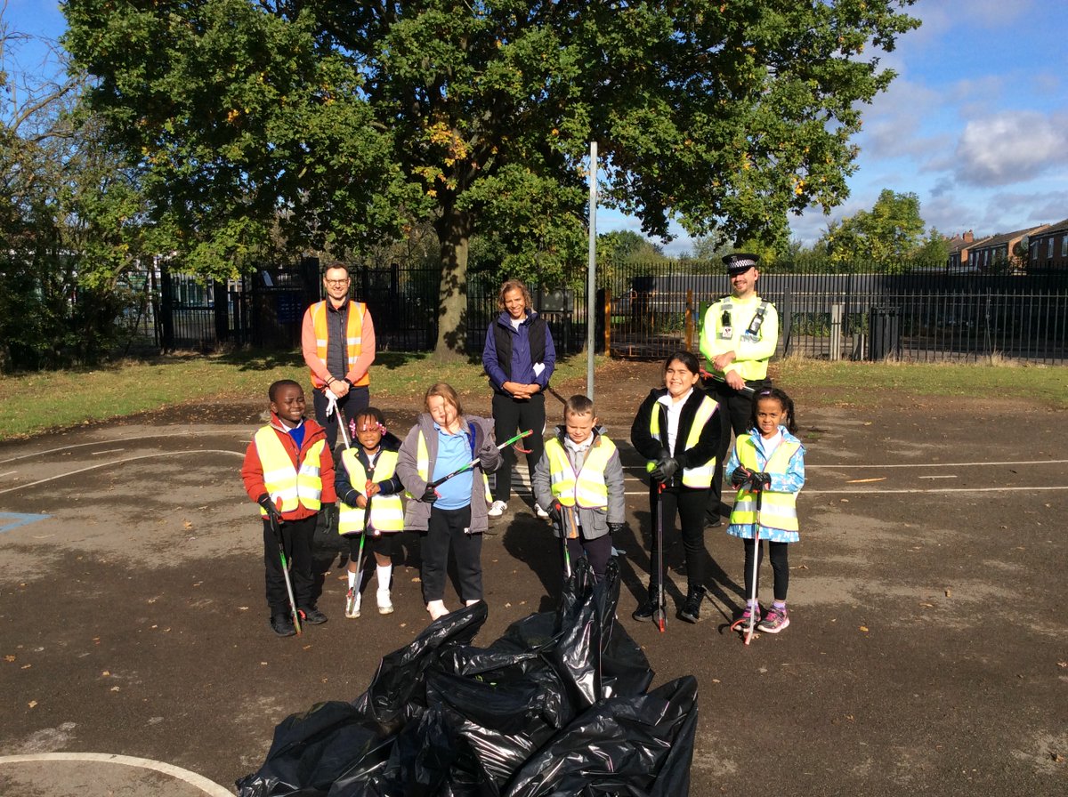 SouthwoldSchool's tweet photo. Our #CommunityRangers supported Lenton & Wollaton Day of Action, joining the community litter pick and helping to clean the park, with help from local councillors, Neighbourhood Development Officer & Community Protection Officers. They are a credit to the school and community!π https://t.co/opdDD6WBIE