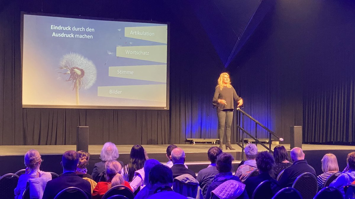 NonnewitzR's tweet photo. Heute #ERFOLGSMACHER in #Dresden: #ClaudiaKleinert „Unschlagbar positiv“ zum Thema #Charisma im #OstraDome ✌️ Am 10.11. geht es weiter mit @StefanVerra zum Thema #Körpersprache 👉 https://t.co/C3lvkiOy2Y https://t.co/5hiHte13Kp
