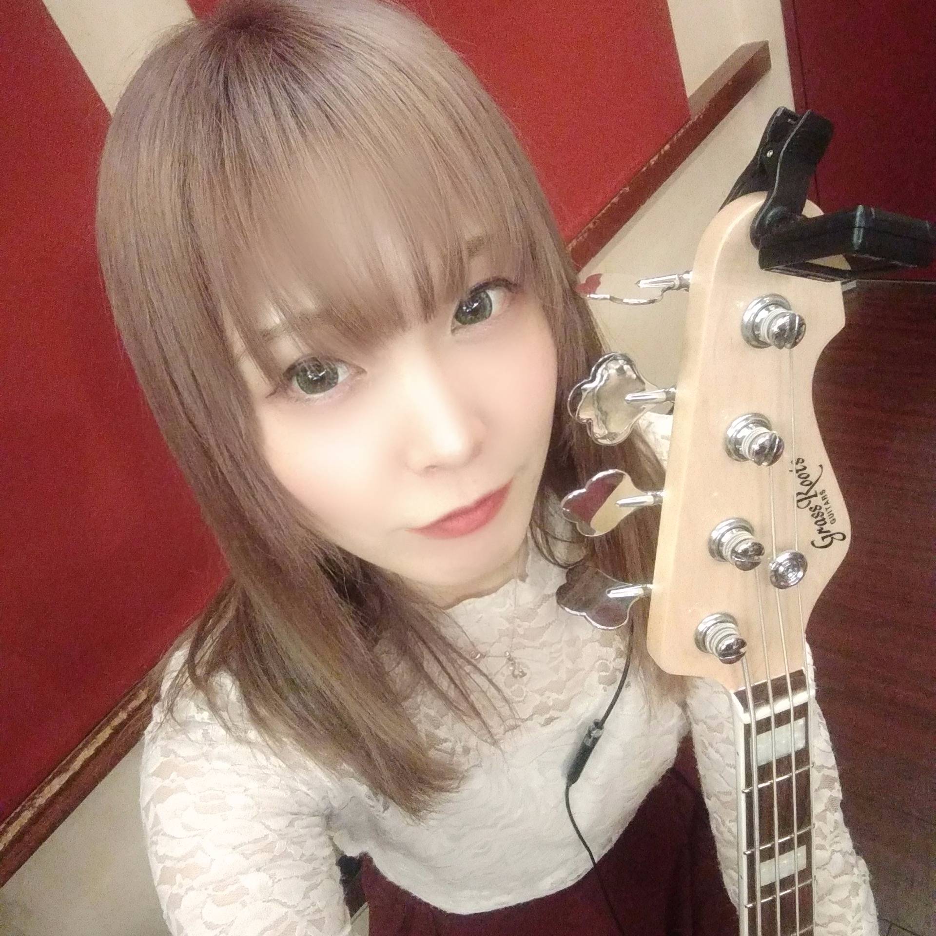 ｼﾝｶﾞｰｿﾝｸﾞﾗｲﾀｰ Sari 11 12 土 ﾊﾞｰｽﾃﾞｰﾗｲﾌﾞ 服と髪型が清楚系なのに 派手髪 というギャップ どんどんバンドにゃんっぽくなっていく ベース初心者 ベース女子 ガールズバンド 週刊少女ロック T Co 7vxi9ftrxw Twitter