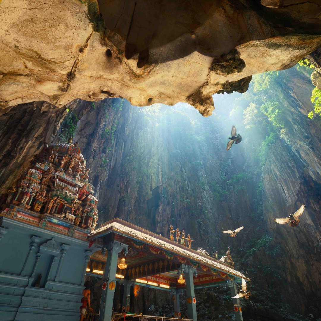 EVAAirUS's tweet photo. In Malaysia, the Batu Caves' jagged limestone hillside is home to three main caverns. Inside the lit cave, you will find various Hindu shrines and ornate depictions bringing legends to life.
#batucaves #mustseedestinations #evaairways #EVAair #travelwithevaair https://t.co/I8bAB7XRvA
