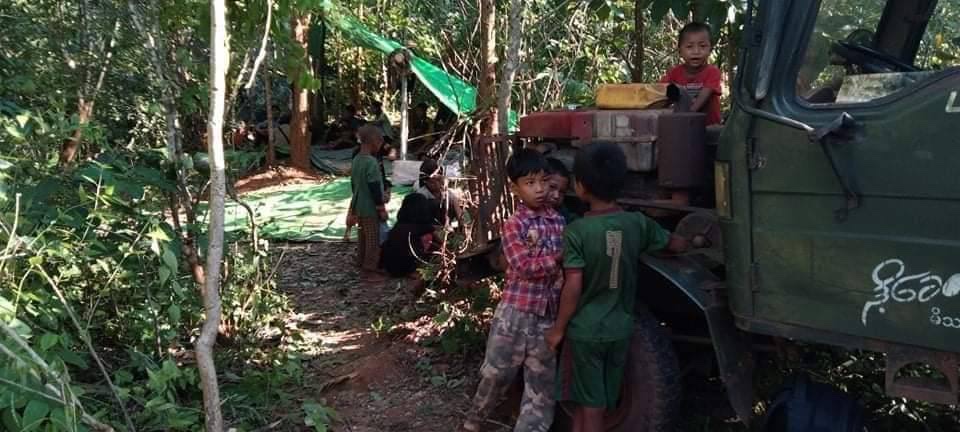 katycho22222's tweet photo. 1,000 villagers from 8 villages, Phruso Tsp,#Karenni State,were forced to flee their homes on Oct 8. In the village,junta troops stationed &amp; the barn was reportedly set on fire. #RefugeesNeedHelp #WhatsHappeningInMyanmar  #Oct14Coup
https://t.co/yYy8ak0O90