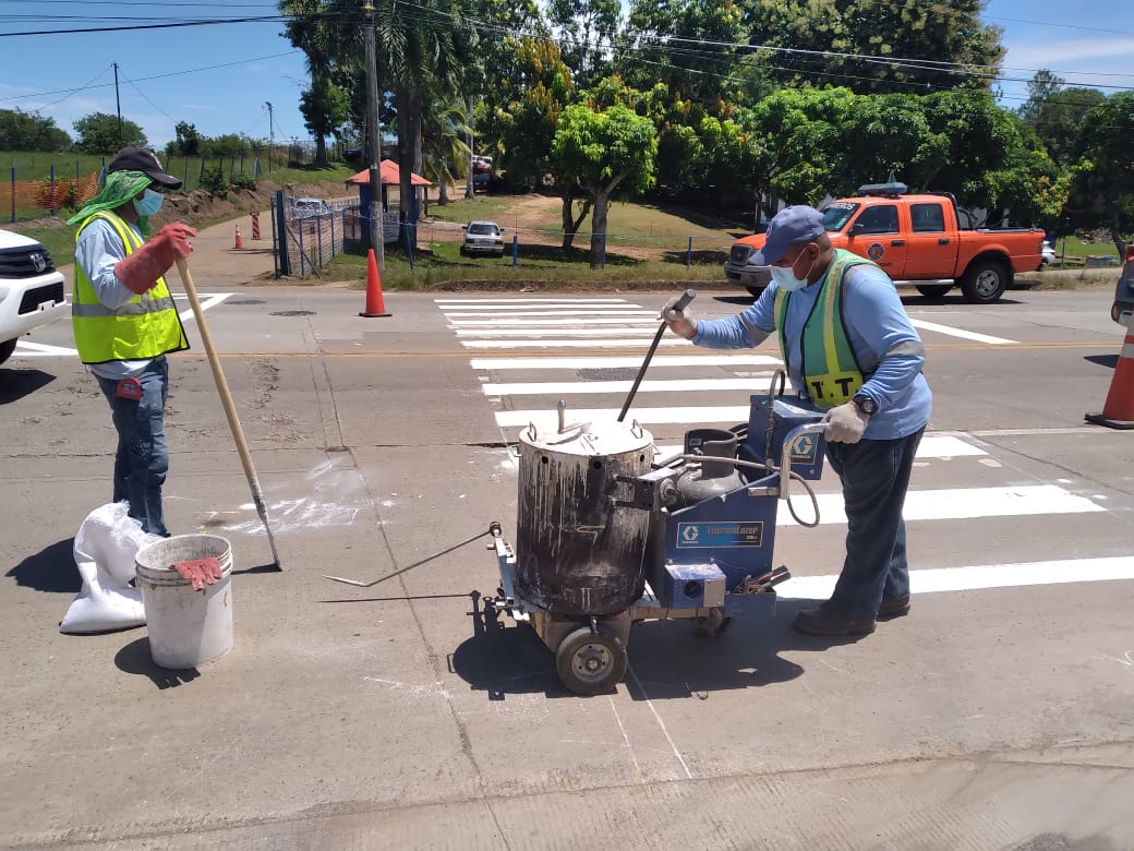#ATTTHerrera👷‍♂️| Con el objetivo de salvaguardar la vida de peatones, se remarcan líneas de seguridad (pasos peatonales) en la Avenida Belisario Porras, a la altura del IDAAN de Chitré. #PorUnPanamáMejor🇵🇦