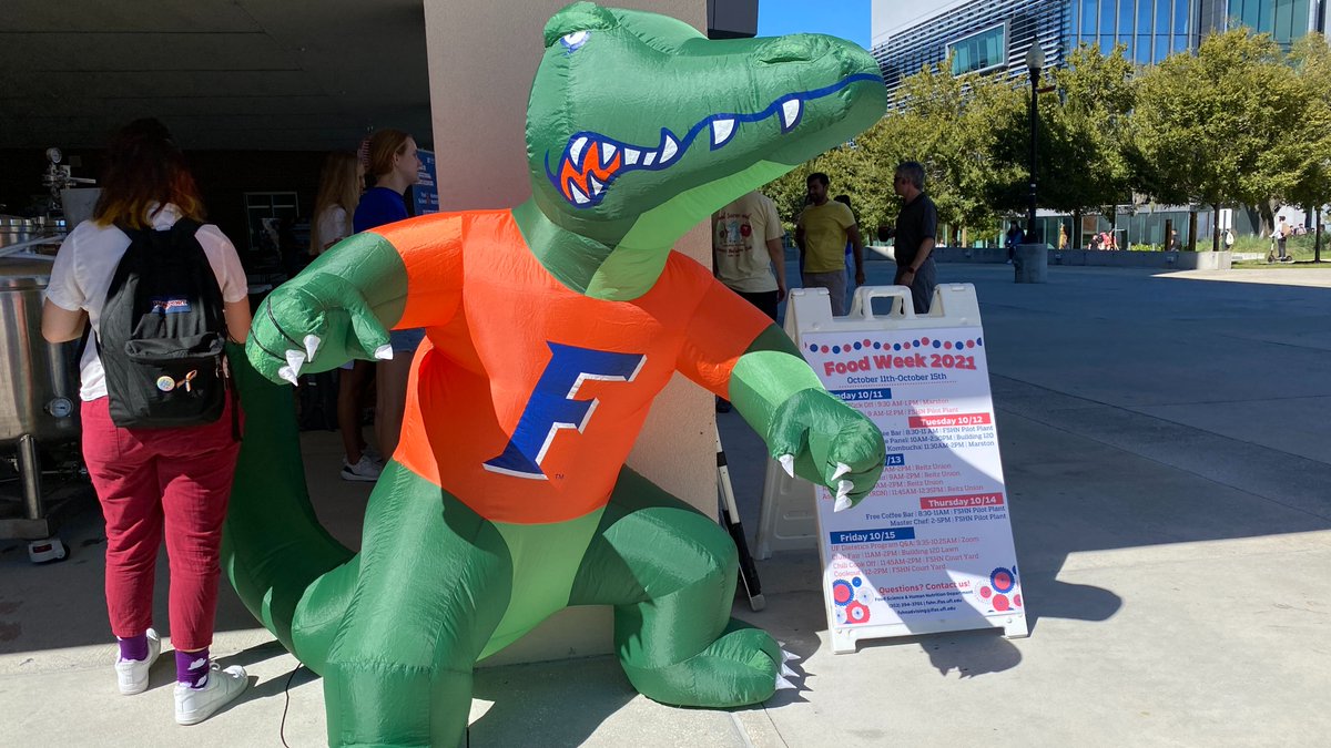 UF_IFAS's tweet photo. Taste @UF_FSHN student-made bubbly beverages @reitzunion until 2pm!
Pick 🍊 citrus orange or 🍇 grape raspberry. Then tell us your favorite using #FoodWeek2021.
More events: https://t.co/yRogEChiwl
#FoodEngineering #FoodChemistry @percival_susan @fshn_uf @UFCALS https://t.co/nHz5SAzyYy