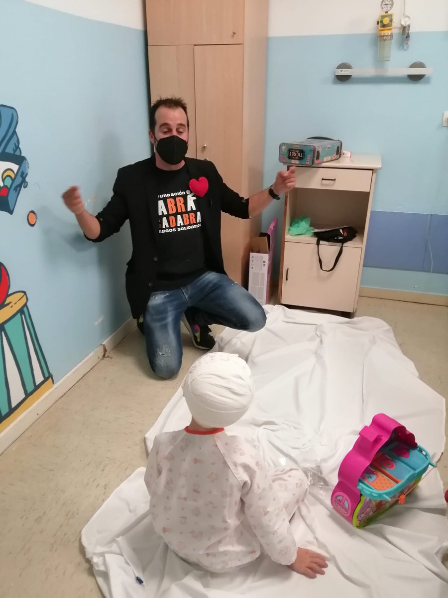 Avui dimecres, la <a href="/fundabracadabra/">FundaciónAbracadabra ... ❤️♠️♦️♣️</a> ha portat la seva màgia a l'hospital! Des d'aquesta setmana els voluntaris ja poden accedir a #VallHebron i les imatges que ens arriben són molt entrenyables ☺️ Gràcies pel vostre suport 💙 Us hem trobat a faltar. #FemVHambTu