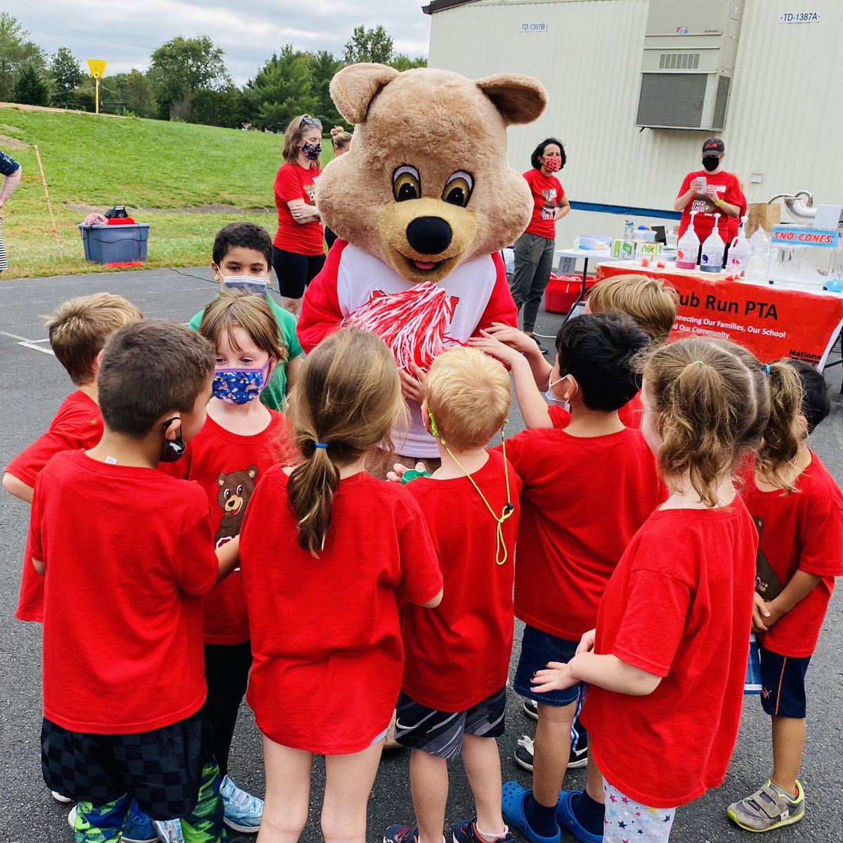 CubRunFCPS's tweet photo. Our kinders love the Cubby!!! #cubrunathon #CubRunCubbies https://t.co/IcqKMmEQcg