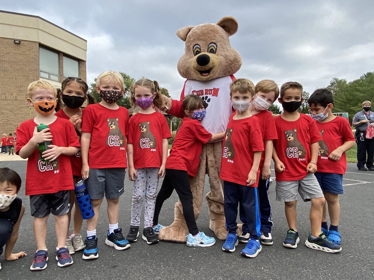 CubRunFCPS's tweet photo. Our kinders love the Cubby!!! #cubrunathon #CubRunCubbies https://t.co/IcqKMmEQcg
