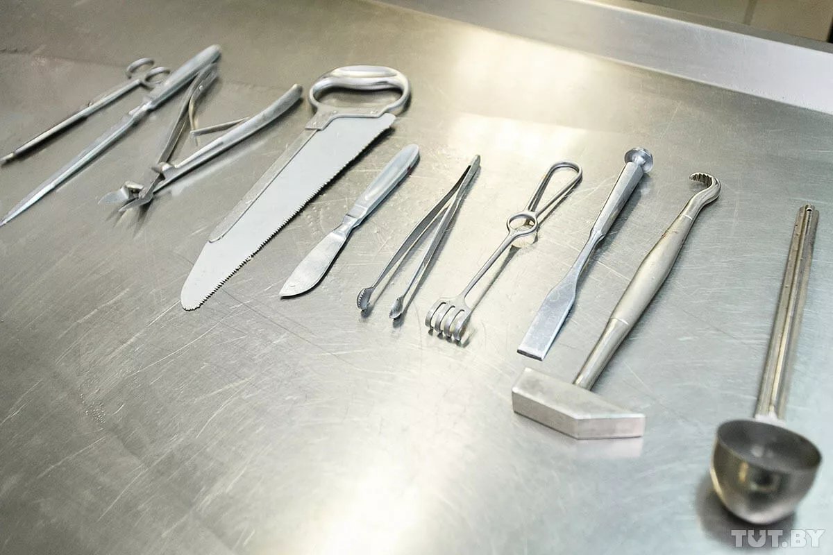 инструменты для разделения тканей. набор специальных хирургических инструментов для ампутации бедра. набор секционный патологоанатомический 52 инструмента ворсма. инструменты патологоанатома. секционный набор инструментов для судмедэксперта.