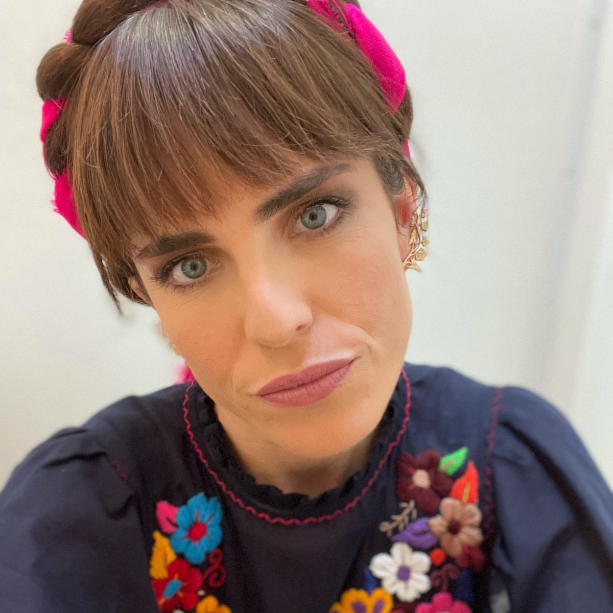 KarlaSouza7's tweet photo. One of my fav looks of Marina that we get to see during tonight's episode of #HomeEconomics! Some of the many looks of Marina have been made possible by #latinxdesigners😍! @raquelorozcog, @MalandraJewelry, Matope Cerámica, María Fonseca, Mi Golondrina, Eres Una maravilla. https://t.co/tDUUWU4kpy