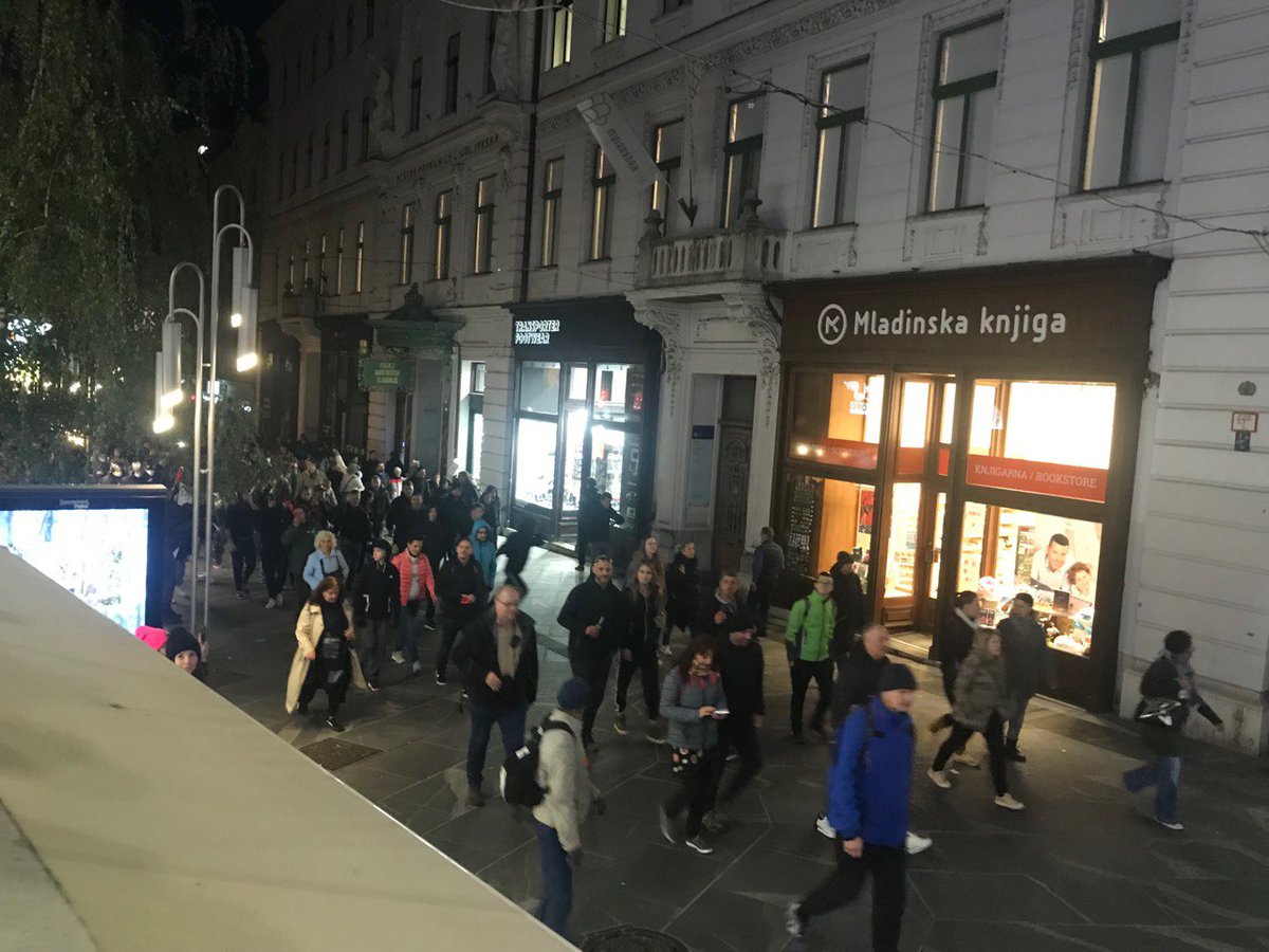ljubljanainfo's tweet photo. Protestniki so nazaj v središču mesta. Kam pa naprej ...? Spremljajte nas! #srediniprotesti https://t.co/JTUNzjeiXi
