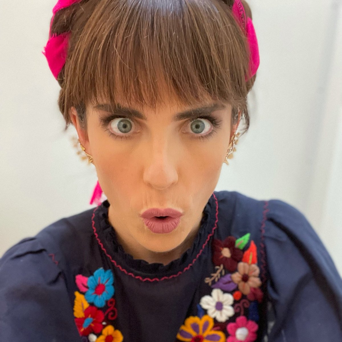 KarlaSouza7's tweet photo. One of my fav looks of Marina that we get to see during tonight's episode of #HomeEconomics! Some of the many looks of Marina have been made possible by #latinxdesigners😍! @raquelorozcog, @MalandraJewelry, Matope Cerámica, María Fonseca, Mi Golondrina, Eres Una maravilla. https://t.co/tDUUWU4kpy