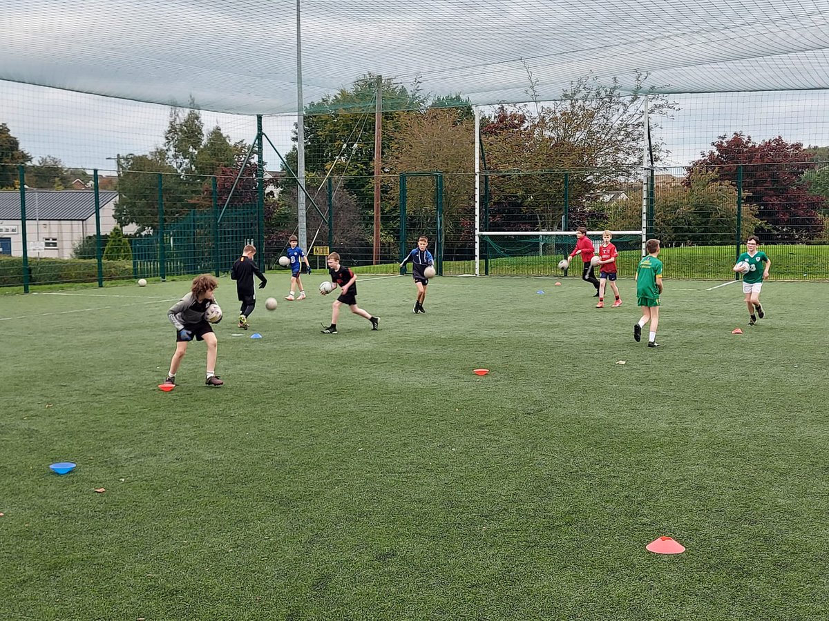 CromwellCillian's tweet photo. Week 2 of our Afterschool program focused on skill development through fun games and we challenged our players to get a minimum of 100 Touches in only 5 minutes. Each minute focusing on a core skill. #Solo #pickup #puntkick #highcatch #fistpass #skilldevelopment @PaddyMcNally8 https://t.co/UIJICvDbr5