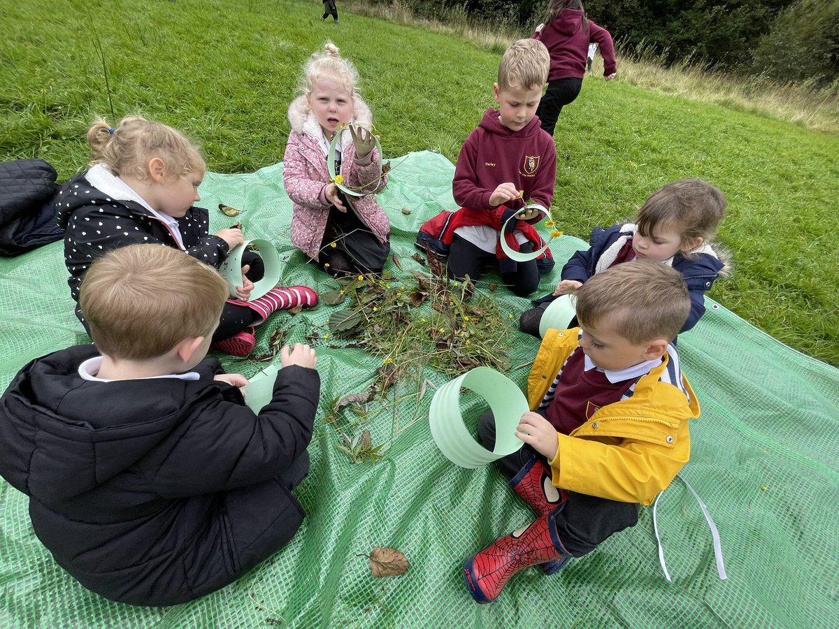 CymerPrimary's tweet photo. May we introduce the Kings and Queens of #CAPRecY1 π
#RoyaltyofCymer #OnceUponATime #Leafcrowns #outdoorlearning https://t.co/CoHHfJxr7g