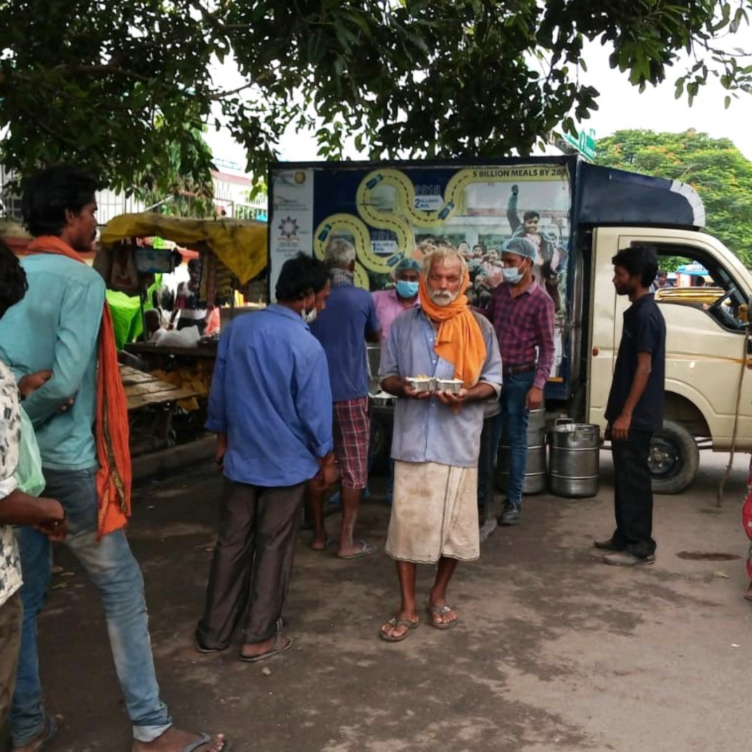 AkshayaPatraUSA's tweet photo. #ReliefinProgress Our food delivery vans delivered freshly cooked meals to the underprivileged communities in Gorakhpur, UP.
The meals served totaled 92,990 cooked and packed meals, along with 3,050 grocery kits and 6,055 happiness kits.
Help now! https://t.co/fvYaMWyFxT https://t.co/k0xsaomCHf