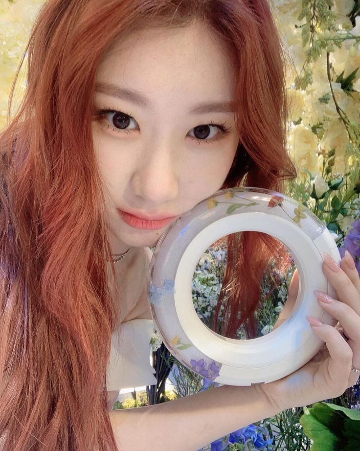 ⠀ ⠀ ⠀ ⠀⠀ ⠀ ⠀ ⠀₍🌱₎¨̮ ˂ͣ #⃞ chae's daily ִֶָ  :⃗
#Rolbandchella21 

—se toma una foto antes de subirse al escenario y se la manda a su amigo. —

No se te olvide prender el lighstick. 🐸🍃