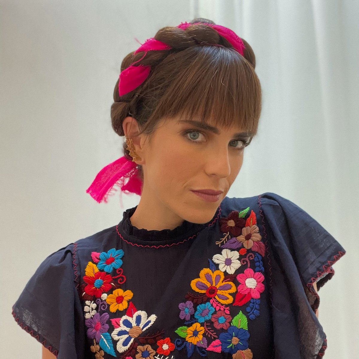 KarlaSouza7's tweet photo. One of my fav looks of Marina that we get to see during tonight's episode of #HomeEconomics! Some of the many looks of Marina have been made possible by #latinxdesigners😍! @raquelorozcog, @MalandraJewelry, Matope Cerámica, María Fonseca, Mi Golondrina, Eres Una maravilla. https://t.co/tDUUWU4kpy