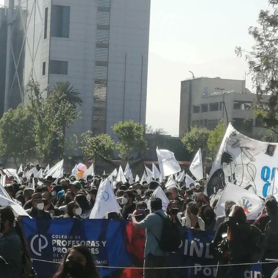 [PARO DOCENTE] Comienza la movilización de las y los profesores contra el veto presidencial de Piñera que se niega a mejorar las condiciones laborales de las y los docentes del país.

vía @escuelasindical.jpjimenez en ig

RVF