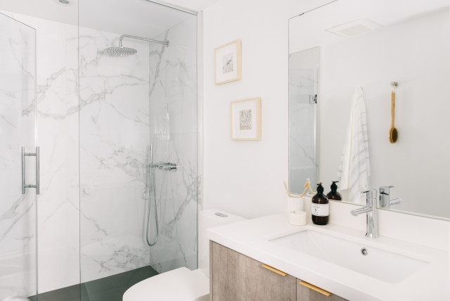 ThePropertyBoy's tweet photo. Before and After: 4 Bathrooms Open Up With Clear Glass Showers (12 photos) https://t.co/aeuY700e1o #PropertyIdeas #RG27 https://t.co/aY5AgD73ZK