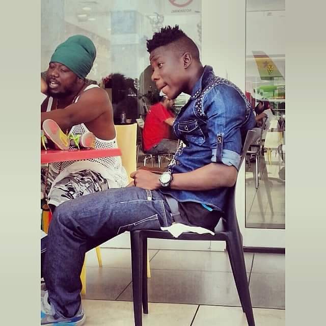 Up and doing hot Afternoon Quietly  Reggae play  here #AfricanHistoryClass #Taxidriveshow #Taxjaim <a href="/Blakkrasta/">BLAKK RASTA</a>  <a href="/BlakkLionDeGen/">FreeDaStreets</a> <a href="/TestamentGh4/">TESTAMENT GH</a> <a href="/ras_adidi/">Ras Adidi The Prince of #KUCHOKO and #MIATORSYTLER</a> <a href="/dauda_yayra/">Dauda Yayra (Jungle Warrior)</a> <a href="/ODoabil/">RasOsagyefoDoabilTindandoogGumahDokYinzorbil!</a> <a href="/DozeFitz/">FITZ DANIEL DOZE</a>  <a href="/daavi_ba/">Daavi_Ba Wonder  a.k.a (Gb3tor)</a>  <a href="/zylofon1021fm/">ZYLOFON FM</a>  
Straight up Kuchoko legend 🙌