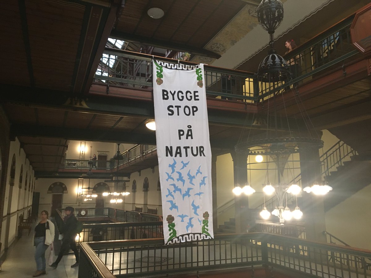 ExtinctionRDK's tweet photo. I dag har 17 aktivister fra XR og Arternes Ambassade klædt ud som insekter, planter, pattedyr og fugle fra #AmagerFælled indtaget miljøborgmesterens kontor på Københavns Rådhus. Aktivisterne kræver et #ByggestopPåNatur i Danmark og at samfundet lytter til naturens stemmer #dkpol https://t.co/KreRO1UwB0