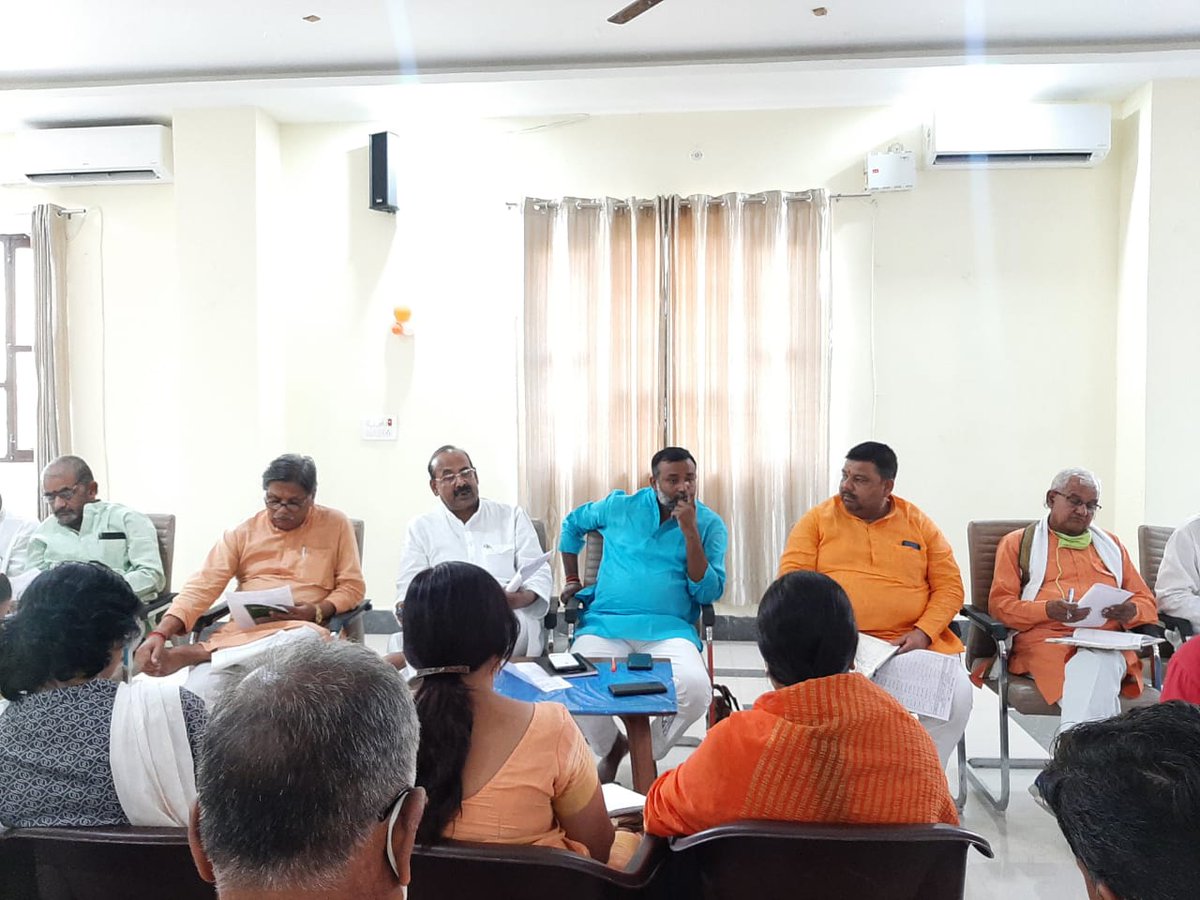 ashishmishrbjp's tweet photo. आज जिला कार्यालय में आयोजित जिला चुनाव संचालन समिति व विधानसभा चुनाव संचालन समिति की बैठक किया इस अवसर जिलाप्रभारी आदरणीय संत विलाश शिवहरे जी व विधानसभा प्रभारी उपस्थित रहे । https://t.co/wWSl0rygzz