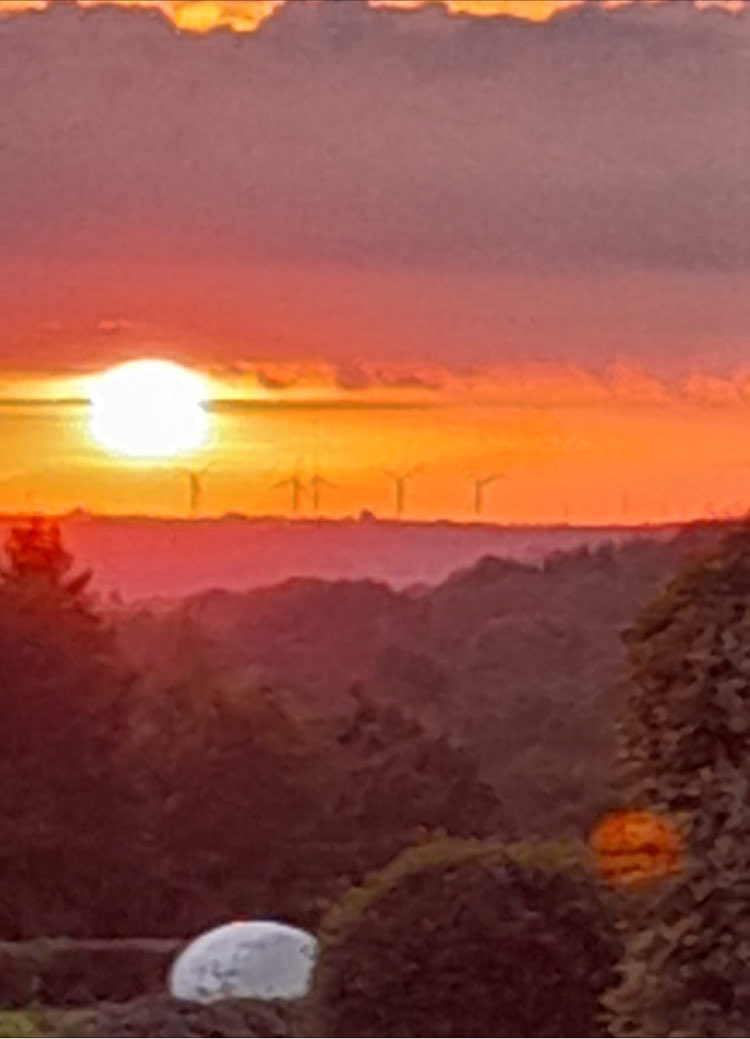 Mooie zonsondergang in het 5 sterren(windmolen)landschap