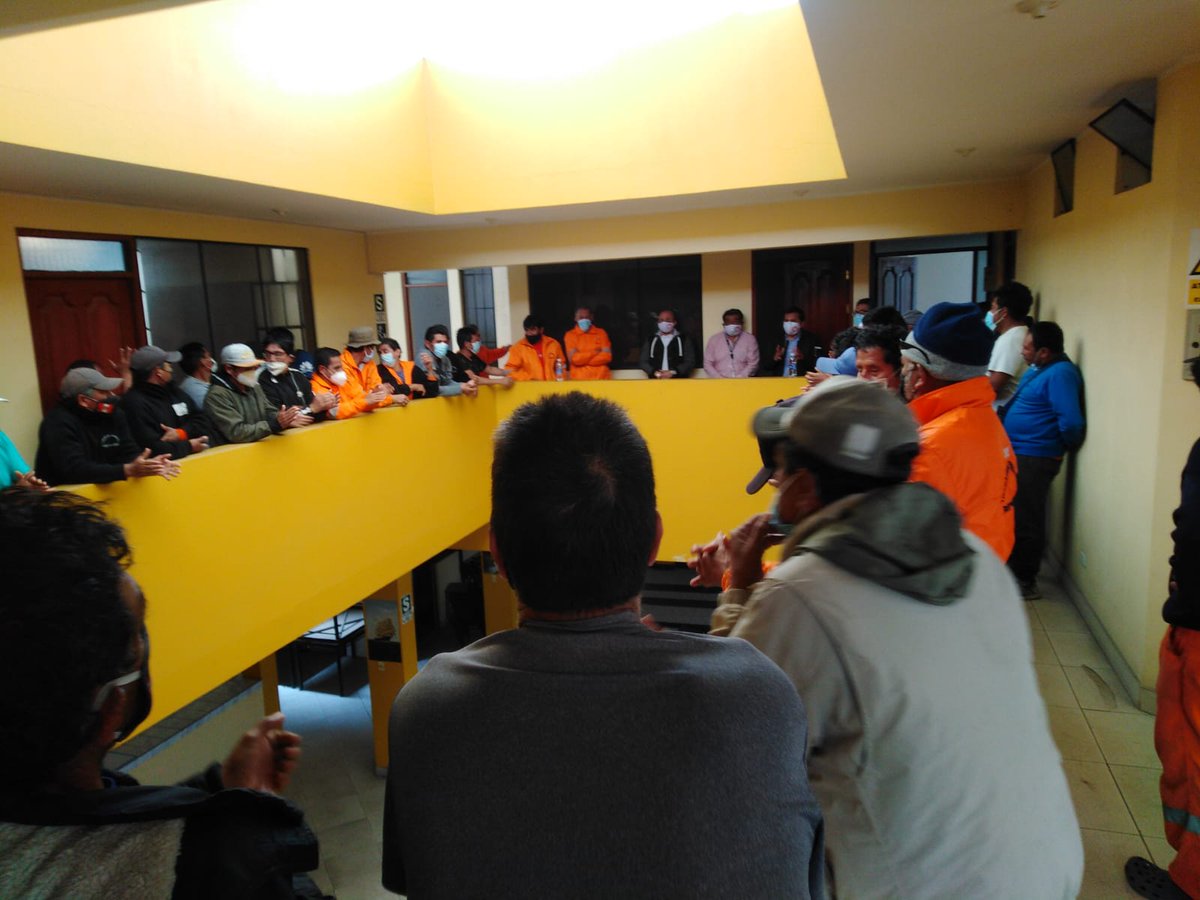 CtpPeru's tweet photo. 🔴 AHORA | Dirigentes de la CTP reciben a los trabajadores Portuarios de Salaverry. El #GrupoRomero y el gobierno debe apertura diálogo con soluciones para salir de la crisis. Unidad para vencer ✊🇵🇪🗣️ @RomeroFundacion @CONFIEP @SNIndustrias https://t.co/8a4jy3UhVI