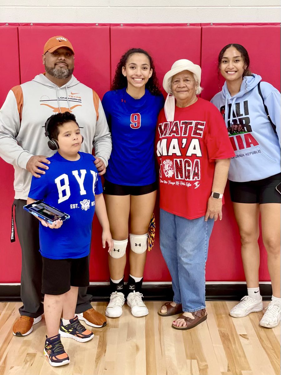 jakelangi's tweet image. (Mom cheering for Lusia’s teammate, Victoria)

MOM: GOOOO VICTORIA SECRET!

JAKE: MOM! Don’t say that!

MOM: Why? Is it bad?

JAKE: YES!

MOM: Sorry, I didn’t know. What does it mean?

JAKE: (feeling pretty damn awkward) Just don’t say it, Mom.

#ImmigrantProblems