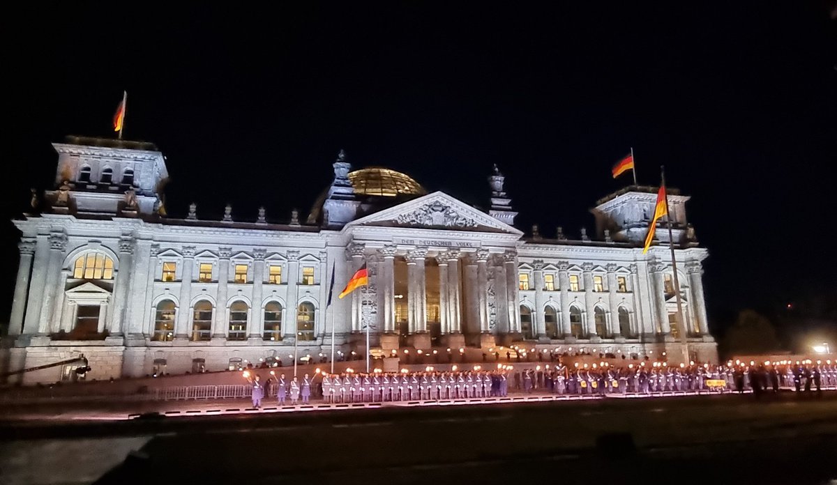 Mit einem großen #Zapfenstreich ehren wir heute Abend die Soldatinnen &amp; Soldaten, die im #Afghanistan-Einsatz waren. Ein emotionaler Moment, der mich dankbar &amp; nachdenklich macht. 59 Soldaten haben ihr Leben am Hindukusch verloren. An sie &amp; ihre Familien denke ich besonders.