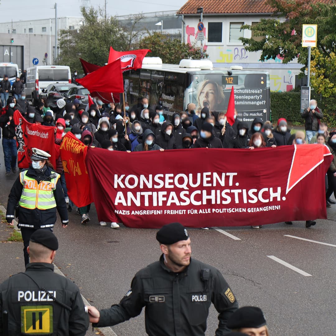 Den Bericht zur heutigen Urteilsverkündung gibt's auf notwendig.org! 

Haltet euch den 23.10. frei und kommt zur #Demo nach #stuttgart! 
#s1310 #freeJo #freeDy #antifa #freiheitfüralleantifas