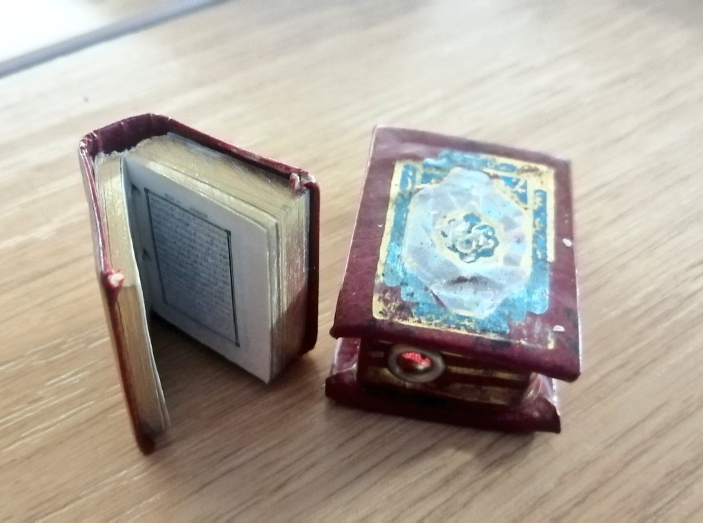 e_arabic's tweet photo. Introducing students today to basic adjectives (e.g. كبير و صغير)
What better way to do it than using a large A4 book vs. a miniature copy of the Qur'an
#RealiabasedTeaching #VisualTeaching https://t.co/0lGwmjMM4h