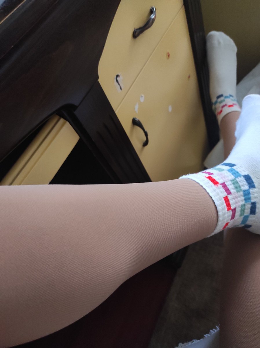 Varis çorabı giymeye başladım şu yaşlı teyzelerin günlük giydikleri çoraptan yakında içine 50tl falan sıkıştırırım 😅😅