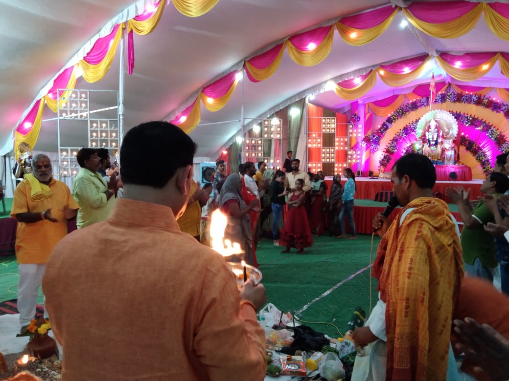 drnarottammisra's tweet photo. दुर्गा अष्टमी के पावन अवसर पर डबरा के लक्ष्मी नारायण मंदिर में पारिवारिक यज्ञ अनुष्ठान किया। इस दौरान पूरे परिवार के साथ पूजा-अर्चना की और माता की आरती में शामिल हुआ।
#DurgaAshtami #DurgaPuja https://t.co/pFF18104mX